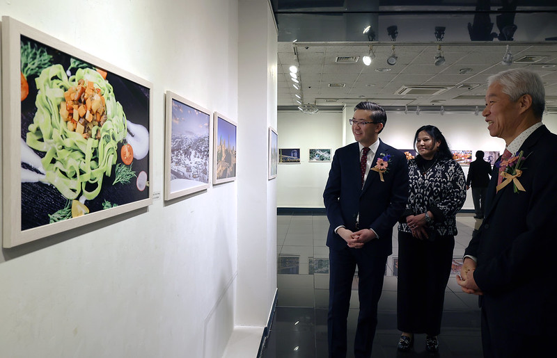 「韓国・ウズベキスタン国交樹立３３周年記念文化交流展」で、作品を観覧するアリシェル・アブドゥサロモフ駐韓ウズベキスタン大使（左）＝５日、ソウル・鍾路区
