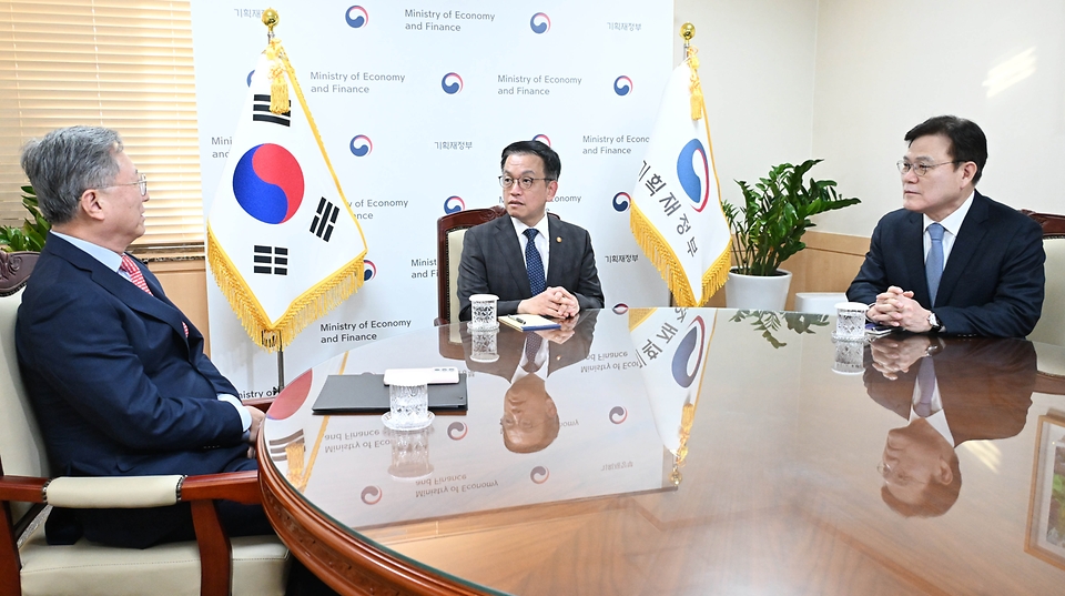 写真は、チェ・サンモク大統領権限代行副首相兼企画財政部長官（中央）、チェ・ジョング国際金融協力大使（右）、チェ・ジュンギョン国際投資協力大使＝１月１０日、ソウル・鍾路区、企画財政部