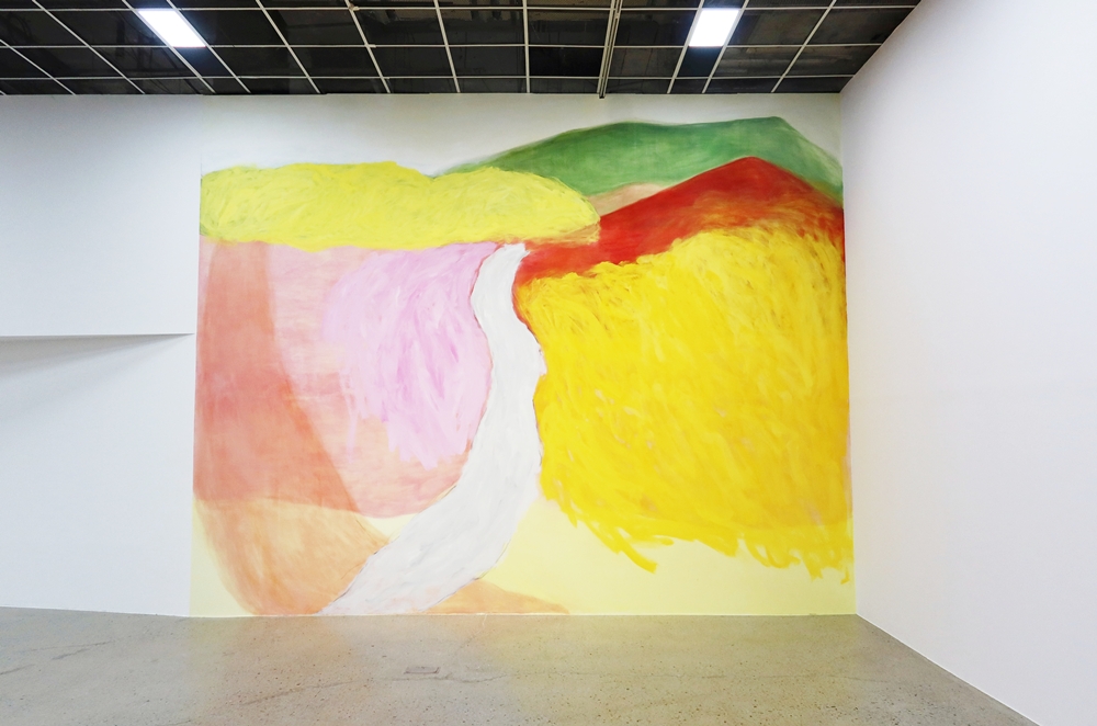 ユン・ジョンスクの壁画「牙山（２０２５）」。故郷である忠清南道・牙山の風景を、下絵なしに直観的に描いた＝シャルル・オデゥアン