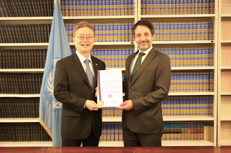 ファン・ジュングク駐国連大使（左）が、デービッド・ナノプロス国連条約局長に、韓国のBBNJ協定批准書を寄託した＝１９日（現地時間）、海洋水産部 