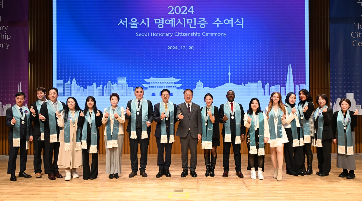 写真は、昨年に行われた「ソウル市名誉市民証授与式」で、記念撮影を行う外国人名誉市民＝ソウル市 