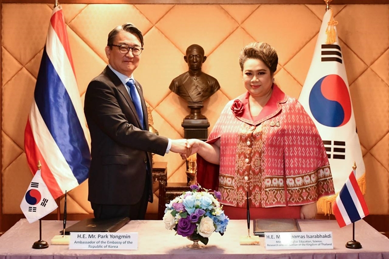 韓国・タイ原子力協力協定署名式で記念撮影を行うパク・ヨンミン大使とスーパマッ・イサラパクディ長官＝外交部