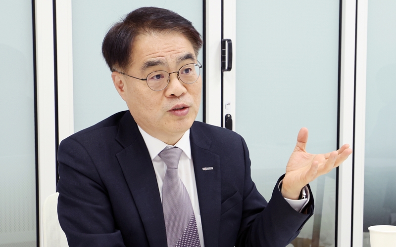 「Ｋ－Ｗｏｒｋプラットフォームサポーターズ発足式」の参加に先立ち、KOREA.netに「Ｋ－Ｗｏｒｋプラットフォーム」の役割と今後の計画について説明する中小企業振興公団のチョ・ハンギョ人材成長理事＝２０日、ソウル・永登浦区、イ・ジョンウ