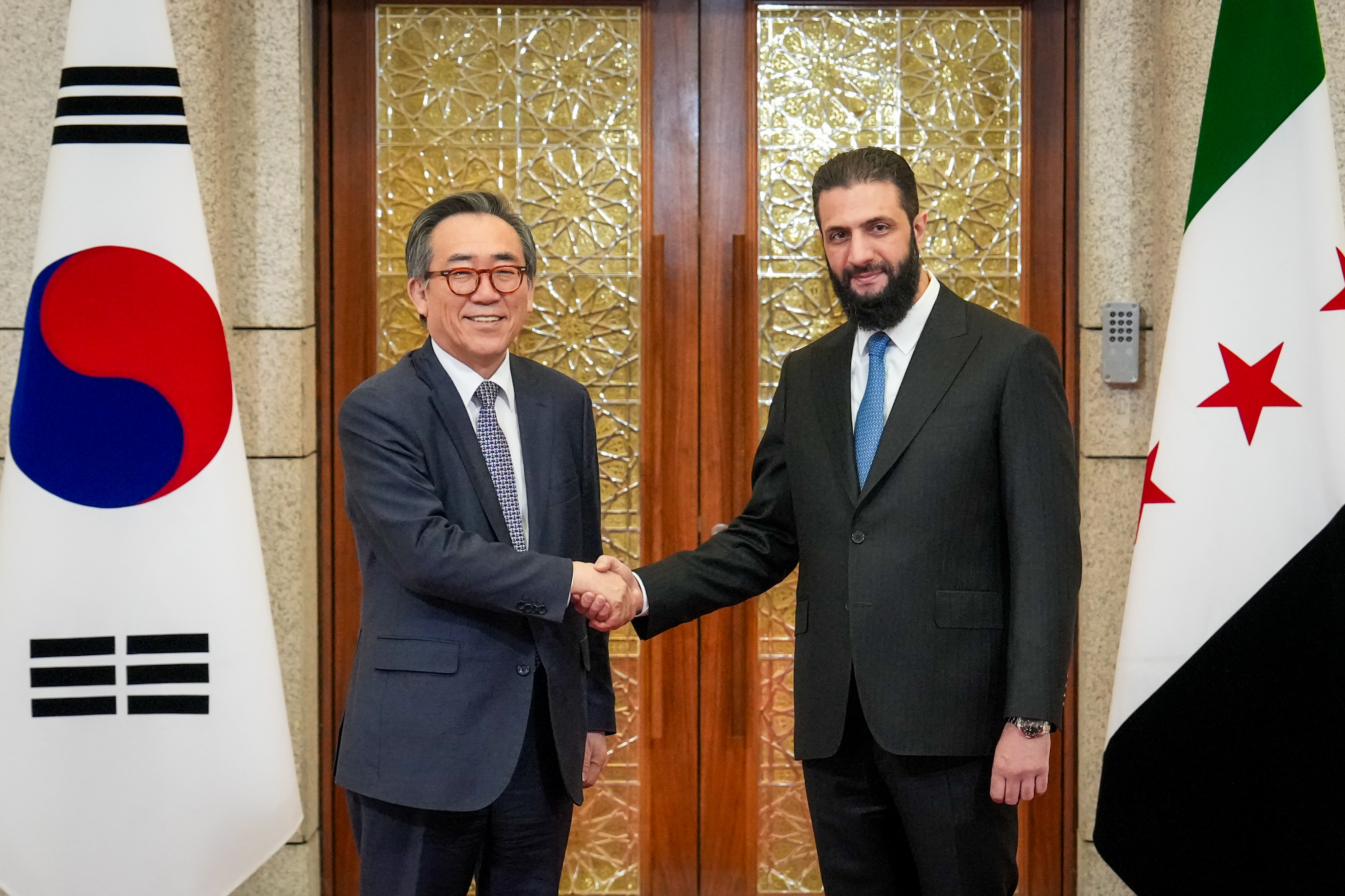 シリアのアル・シャラア大統領と会談した後、握手するチョ・テヨル外交部長官（左）＝１０日（現地時間）、シリア・ダマスカス 