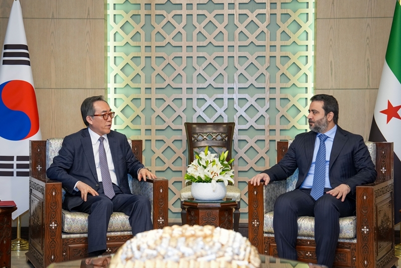 シリアのアル・シャイバニ外相と会談中のチョ・テヨル外交部長官（左）＝１０日（現地時間）、シリア・ダマスカス