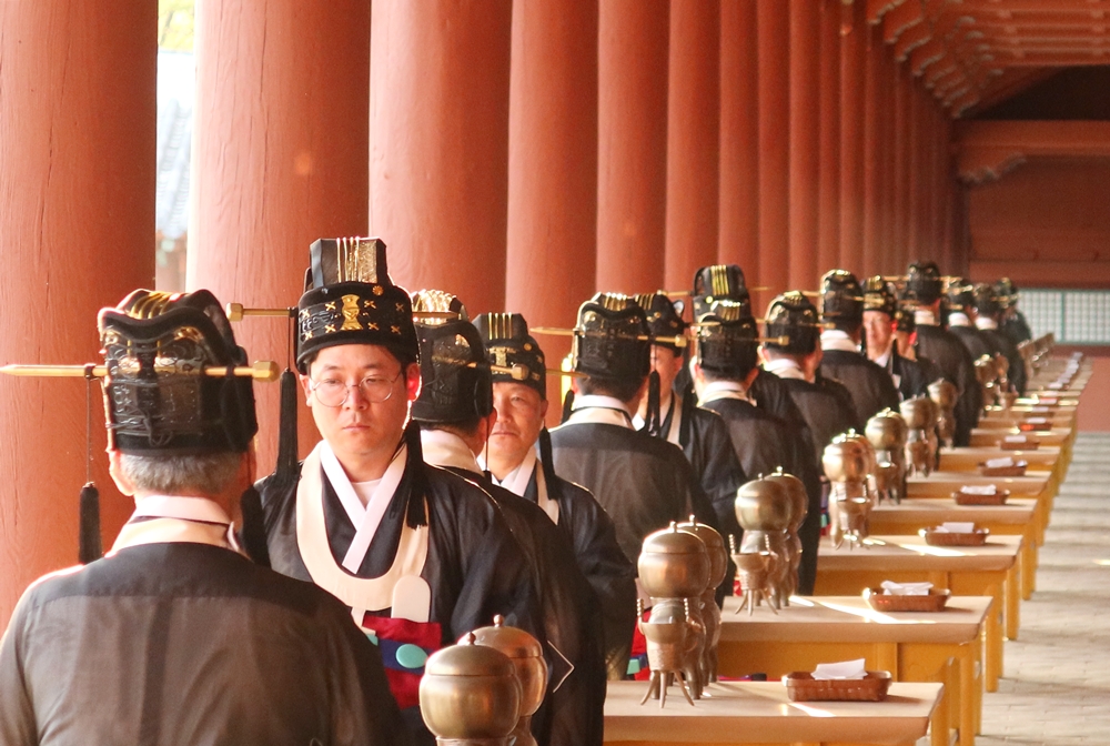 告由祭が宗廟の正殿で行われている様子＝２０日、ソウル・鍾路区、シャルル・オデゥアン