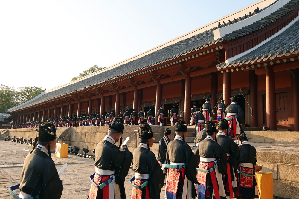 宗廟で行われた告由祭で、手を洗った後に、東の階段を上る在位者たち＝２０日、ソウル・鍾路区、シャルル・オデゥアン