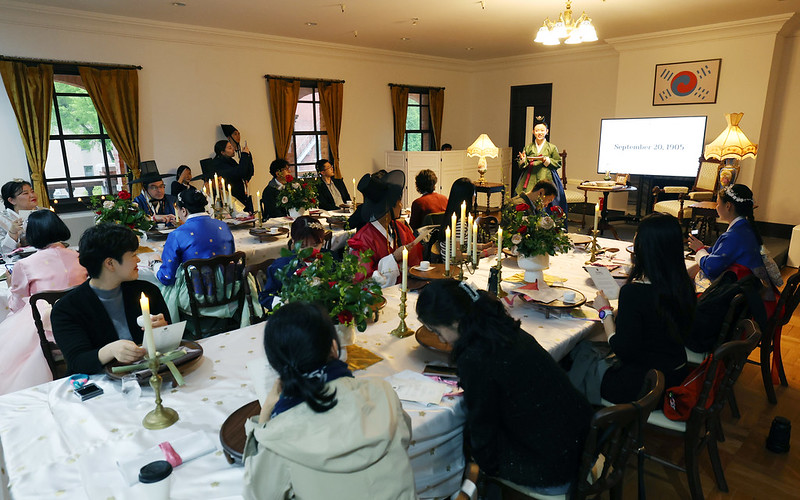 徳寿宮の重明殿で、外国人を対象にした「皇帝の食卓」の体験イベントが英語で行われた＝５月１日、ソウル 