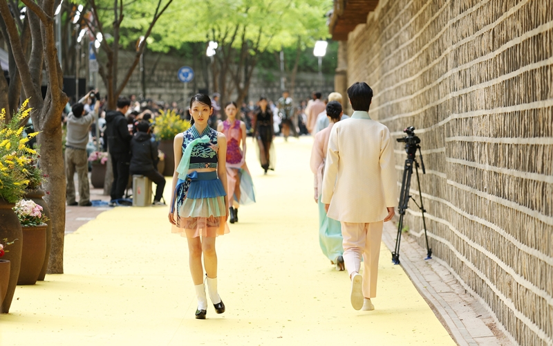 「岐路に立つ」という表現から由来したブランド名だ。ギロエは、感覚的なシルエットを持つ韓服を通して、全世界の人々が共感できるＫ－スタイルファッションを目指している。２０２２年には文化体育観光部から「今年の韓服印象」を受賞した。ドラマ「梨泰院クラス」や「宝島」などの衣装協力をしたこともある。