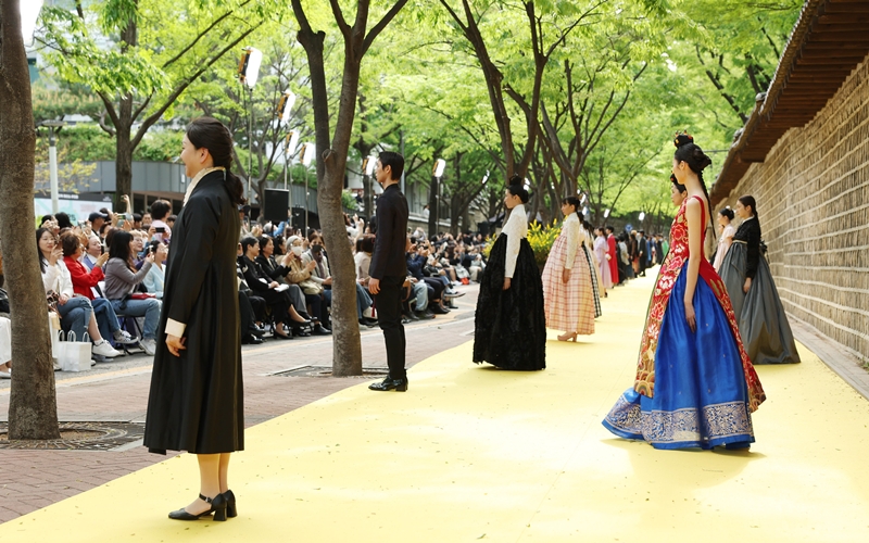 ショーを終えた後、観客に挨拶する韓服スタジオ「ヘオン」のクォン・ヘジンデザイナーとファッションモデルたちの様子。韓服と人、舞台と観覧客が一つになる瞬間だ。