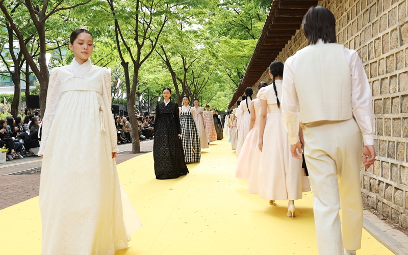 韓服スタジオヘオンは伝統的な韓服と現代のファッションデザインを結合させた。日常の中で、おしゃれに着られるファッション韓服を披露した。昨年、文化体育観光部から「今年の韓服印象」を受賞し、キム・テリとキム・ヨナの韓服デザインを担当した。