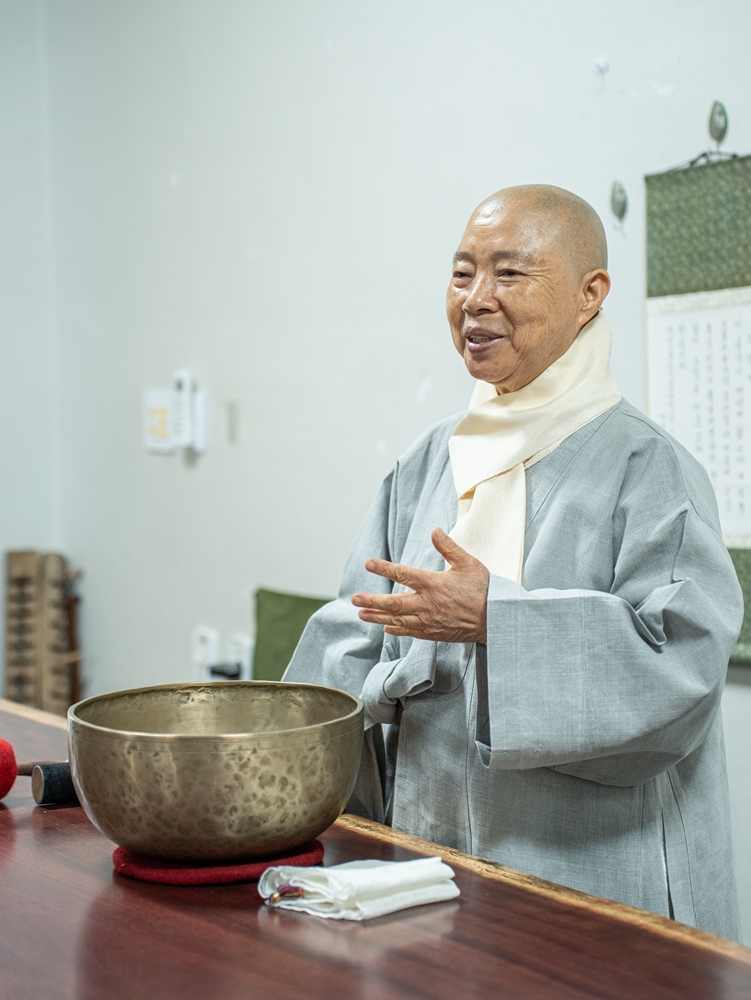 食事の前に朗読文を読むチョングァン僧侶