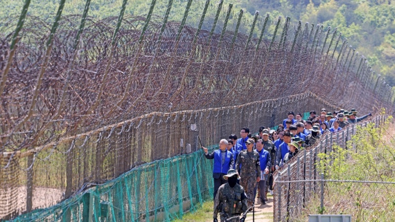 ▲유인촌 문화체육관광부 장관이 8일 로컬100인 강원도 고성군 통일전망대에서 시작되는 고성 DMZ 평화의 길 테마노선을 걷고 있다.