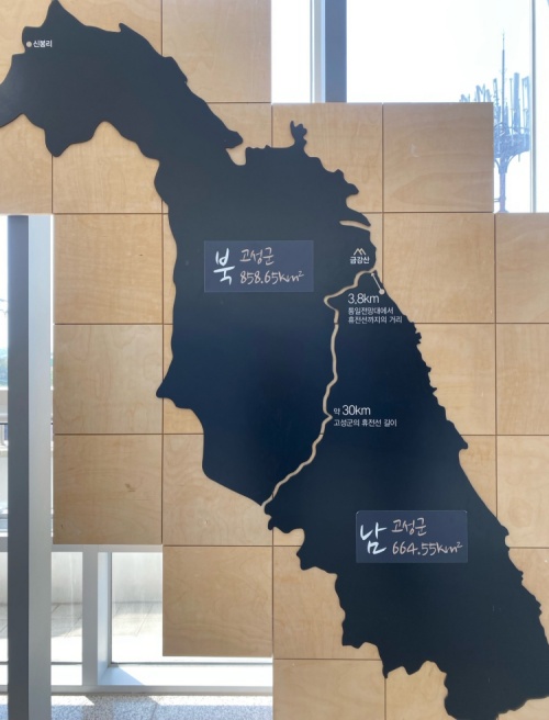 江原道・高城の統一展望台に設置された案内図。１９５３年の休戦協定締結後、軍事境界線によって南北に分断された「高城郡」の位置を視覚的に示している＝チョン・ミソン