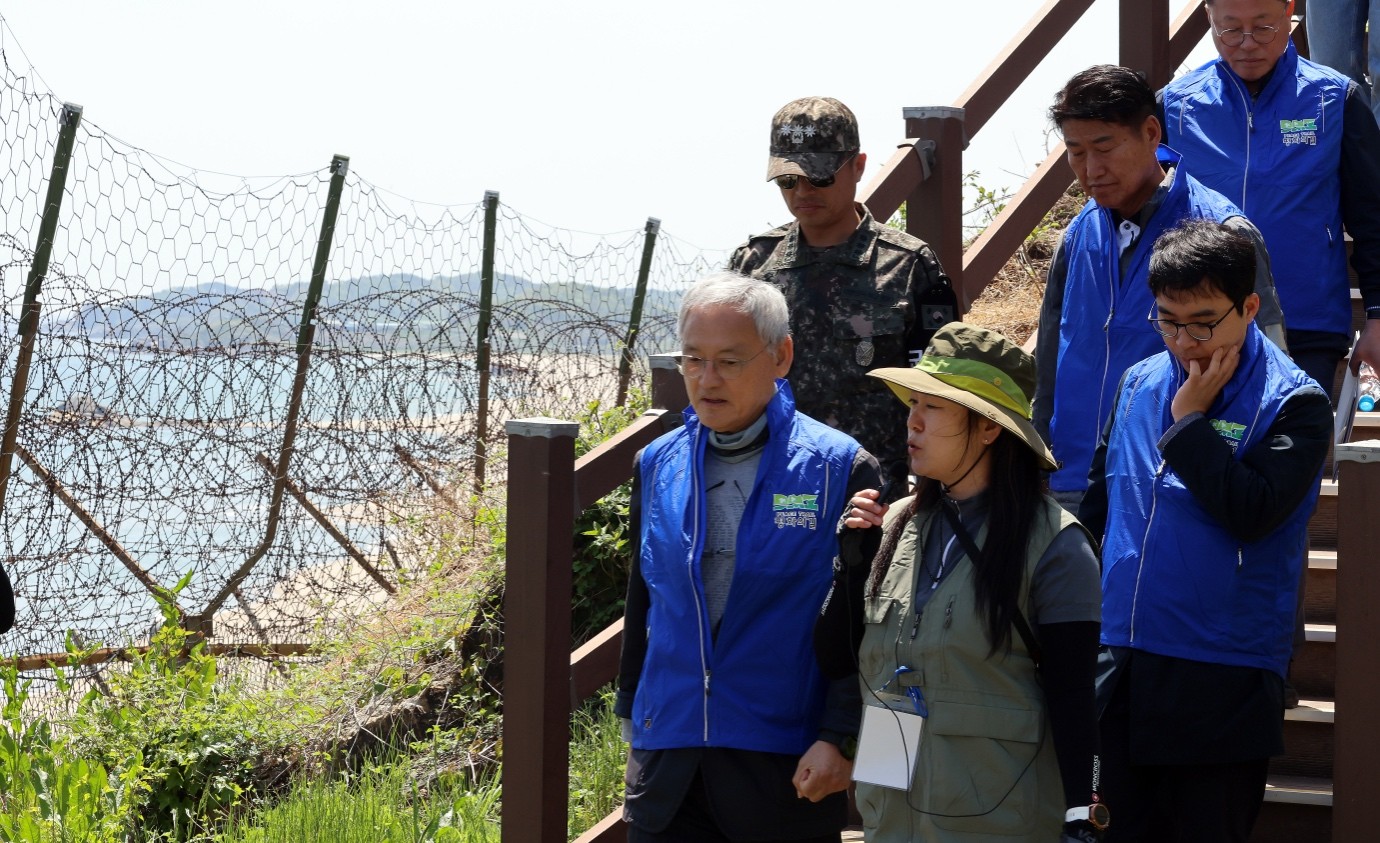 ユ・インチョン元文化体育観光部長官が５月８日、ガイドの説明を聞きながら高城ＤＭＺ平和の道でのトレッキングを始めている。ここは韓国の最北端であり、約４５００ｋｍに及ぶコリアトゥルレキルの終着地でもある＝文化体育観光部