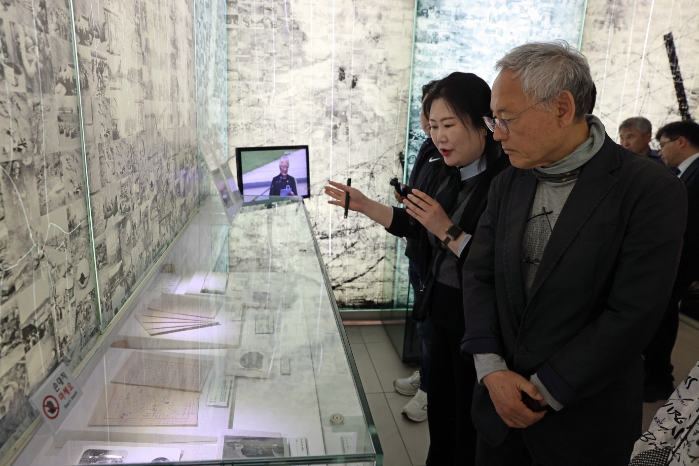 ユ・インチョン元文化体育観光部長官が５月８日に江原道・高城のＤＭＺ博物館を訪れ、展示の解説を聞いている。ＤＭＺ博物館は韓国戦争と分断、非武装地帯の形成と変化に関する資料を展示し、境界地域の歴史と平和の価値を伝えている＝文化体育観光部