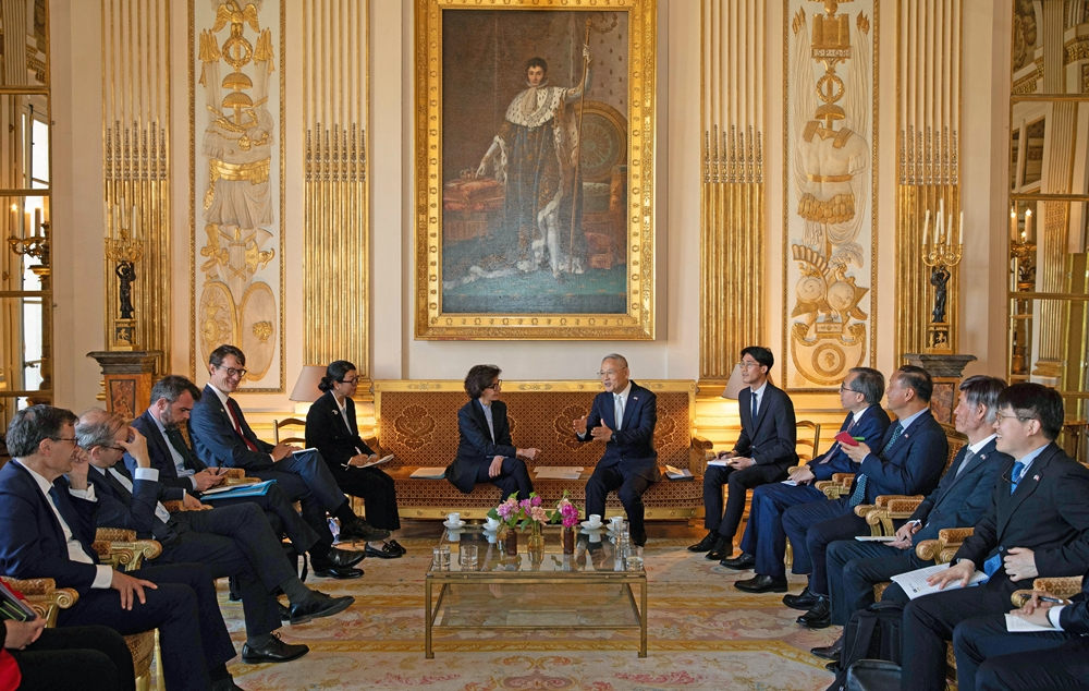 写真は、フランス文化部のラシダ・ダティ長官と文化体育観光部ユ・インチョン長官（右）＝２０日（現地時間）、フランス・パリ、文化体育観光部