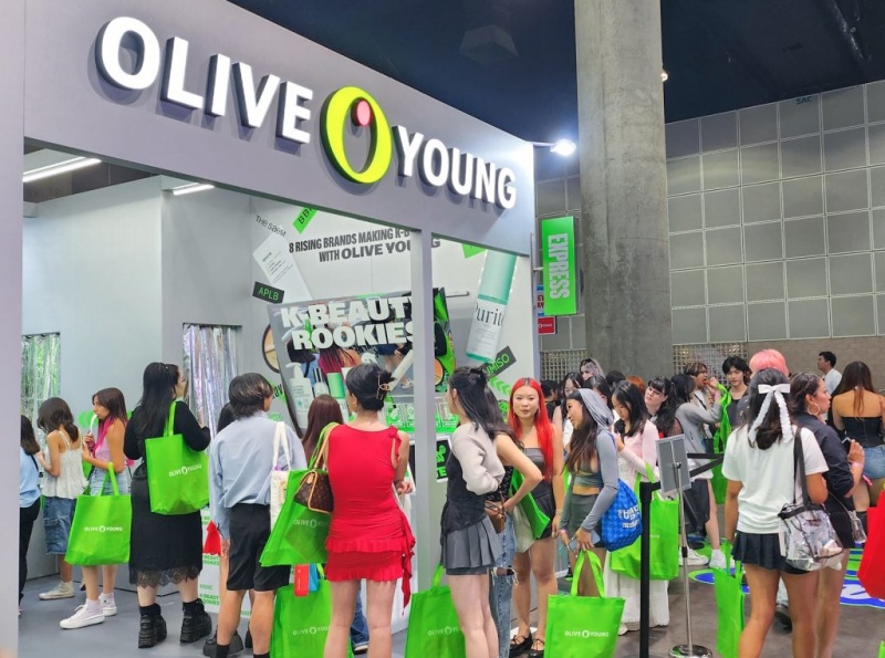 写真は、「ＫＣＯＮ　ＬＡ　２０２４」に設けられたオリーブヤングのブースを訪れた現地の観覧客＝昨年７月、米ロサンゼルス、ＣＪオリーブヤング