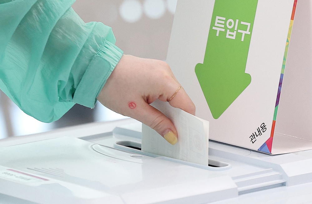 第２１代大統領選挙の事前投票初日、事前投票所を訪れた有権者が投票する様子＝２９日、大邱、聯合ニュース