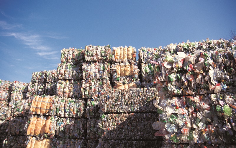 写真は、山積みになっているプラスチックごみ＝アイクリックアート（上記の写真は著作権法に基づき無断転載及び再配布を禁じます）