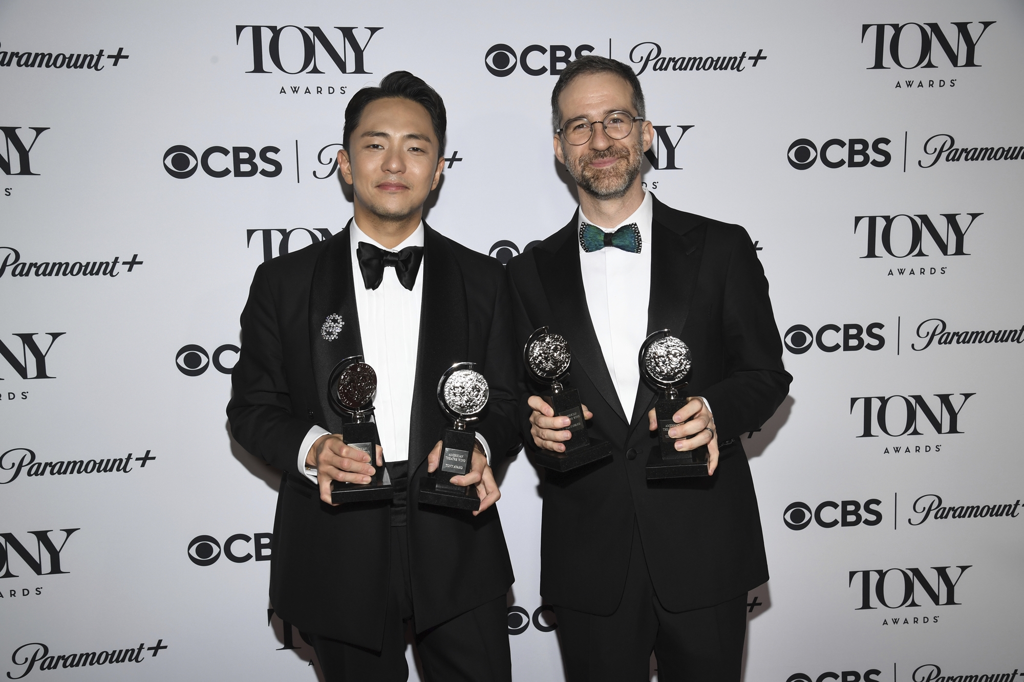 ミュージカル『メイビー、ハッピーエンディング』のパク・チョンヒュ作家とウィル・アロンソン作曲家が、第７８回トニー賞、脚本賞と作曲・作詞賞を受賞した＝８日（現地時間）、米ニューヨーク、聯合ニュース 