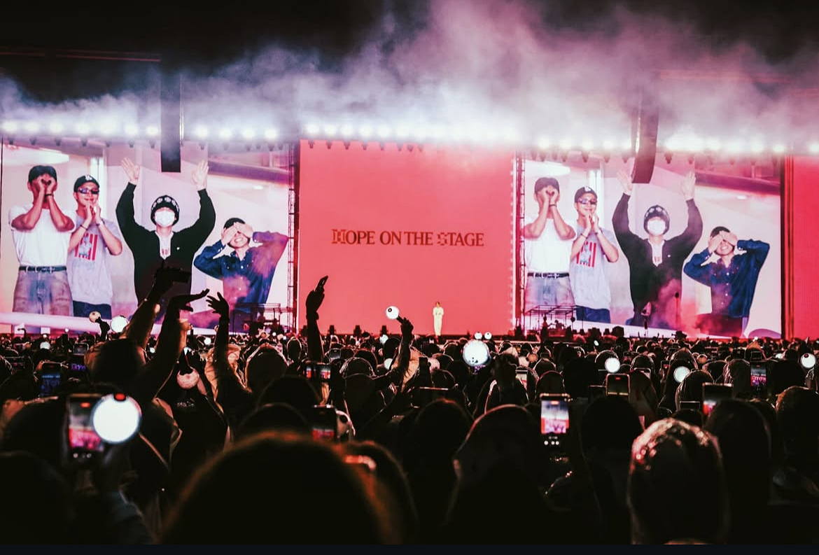 ＢＴＳのメンバー・Ｊ－ＨＯＰＥのアンコールコンサート「ＨＯＰＥ ＯＮ ＴＨＥ ＳＴＡＧＥ ＦＩＮＡＬ」が６月１３日、京畿道・高陽市の高陽総合運動場で開催される中、ＪＩＮとジョングクがステージにサプライズ登場。シュガとＲＭ、ジミン、Ｖは客席からアーミーたちと一緒に公演を楽しんだ＝Ｊ－ＨＯＰＥの公式インスタグラム