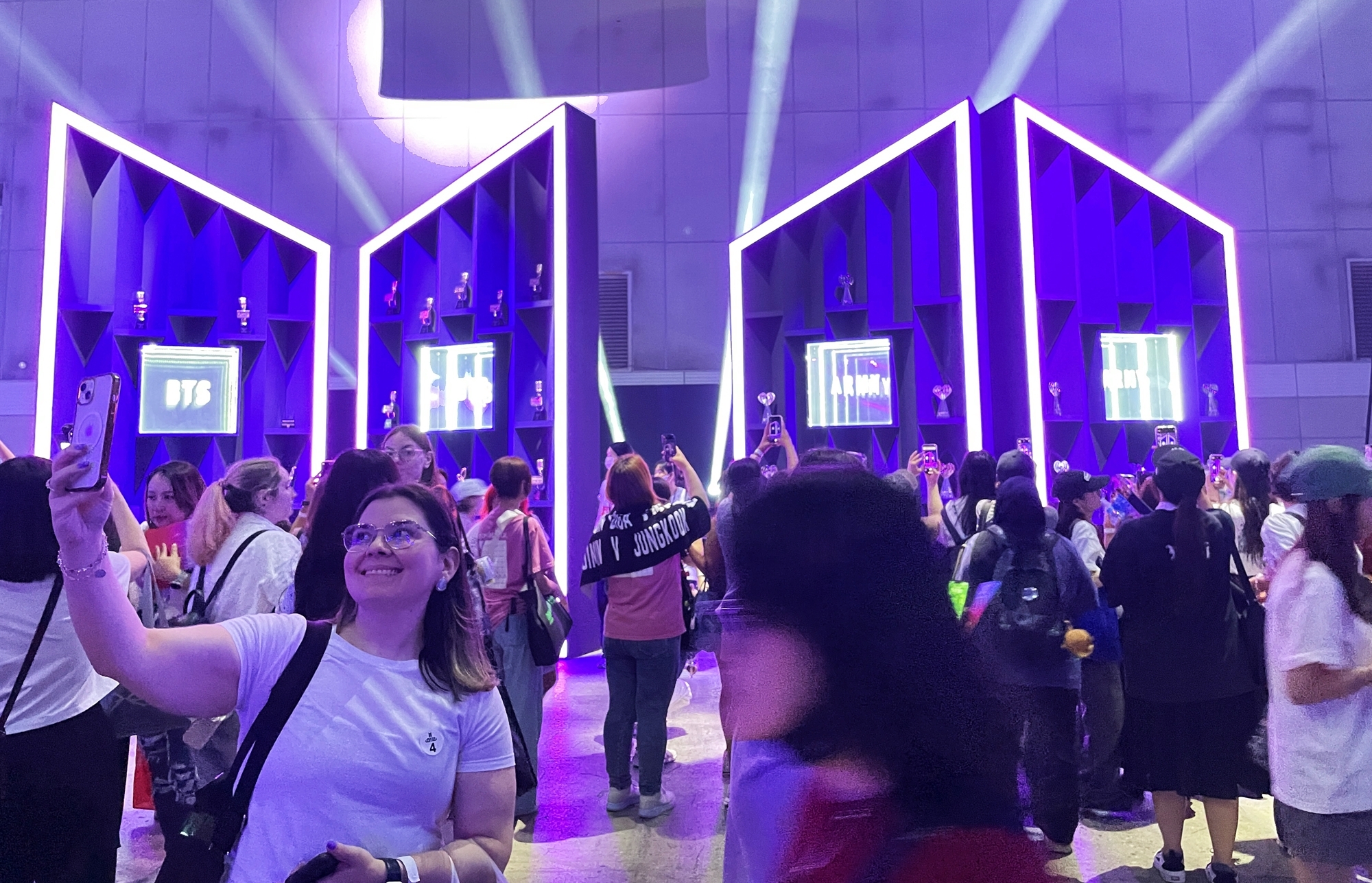 ＢＴＳデビュー１２周年記念フェスティバル「２０２５ ＢＴＳ　ＦＥＳＴＡ」が６月１３日、京畿道・高陽市のキンテックス第２展示場９・１０ホールで開催される中、ファンがトロフィーゾーンで撮影している＝ソ・エヨン