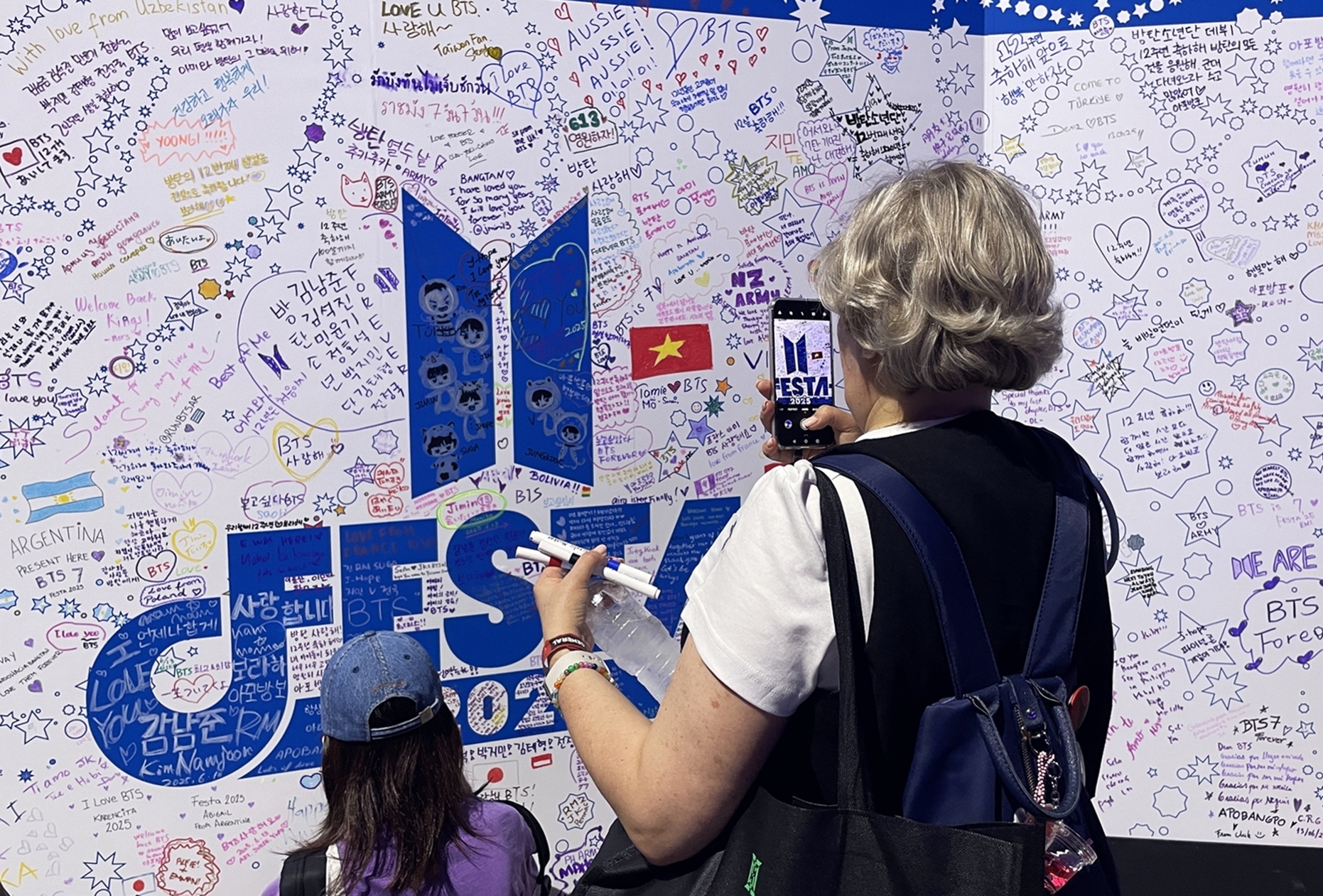 ６月１３日、京畿道・高陽市のキンテックス第２展示場９・１０ホールで開催されたＢＴＳデビュー１２周年記念フェスティバル「２０２５ ＢＴＳ　ＦＥＳＴＡ」に世界中からファンが集まり、それぞれ好きな方法でフェスティバルを楽しんでいる＝ソ・エヨン
