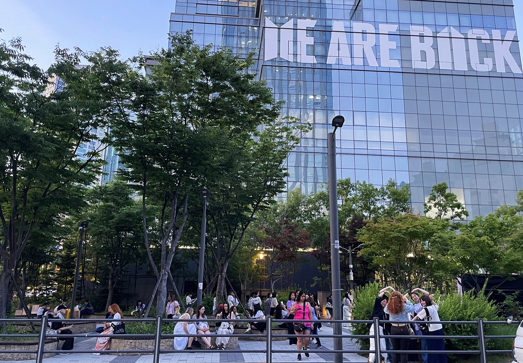 「２０２５ ＢＴＳ　 ＦＥＳＴＡ」の一環として、６月１０日からソウル・龍山区のＨＩＶＥ社屋がＢＴＳとアーミーの公式ロゴをあしらった「ＷＥ ＡＲＥ ＢＡＣＫ」というメッセージで飾られた＝ソ・エヨン