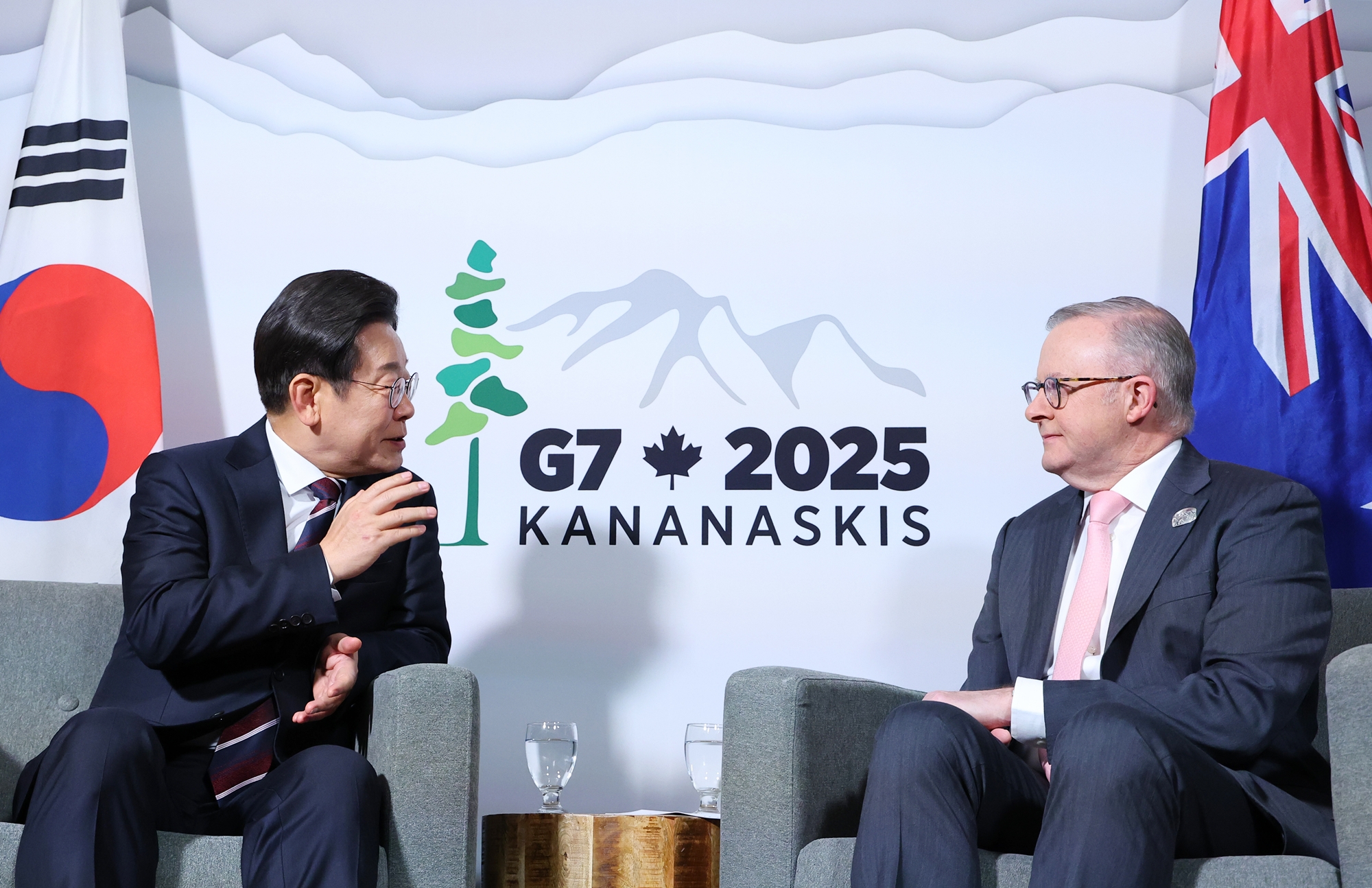 オーストラリアのアンソニー・アルバニージー首相と首脳会談を行うイ・ジェミョン大統領（左）＝１６日（現地時間）、カナダ