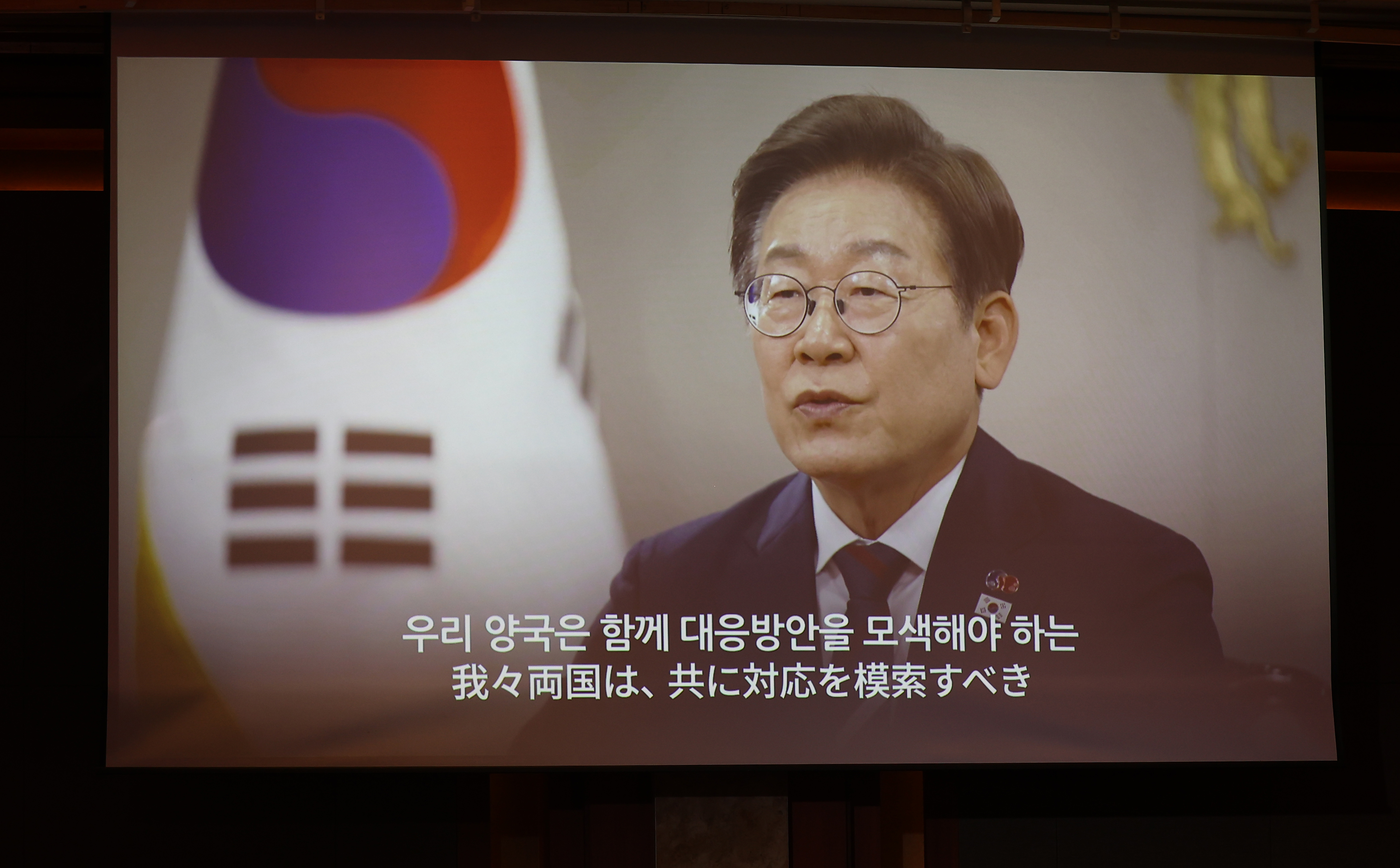 韓日国交正常化６０周年を記念して行われたレセプションで、友好協力の強化を強調したイ・ジェミョン大統領＝聯合ニュース