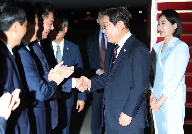 城南ソウル空港に到着し、共に民主党のキム·ビョンギ院内代表と挨拶するイ・ジェミョン大統領＝１９日、ソウル、聯合ニュース