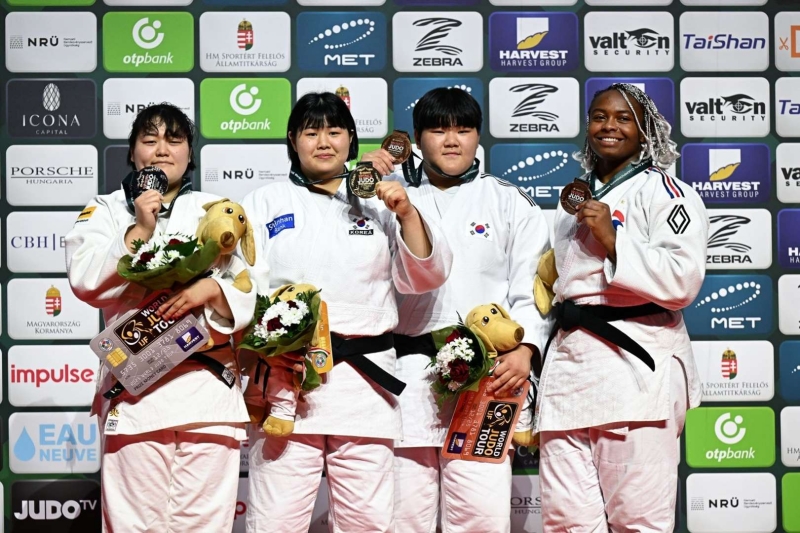 ２０２５国際柔道連盟世界選手権女子、最重量級決勝で優勝した柔道国家代表のキム・ハユン（左から２番目）＝１９日（現地時間）、ハンガリー・ブダペスト、国際柔道連盟公式ホームページ