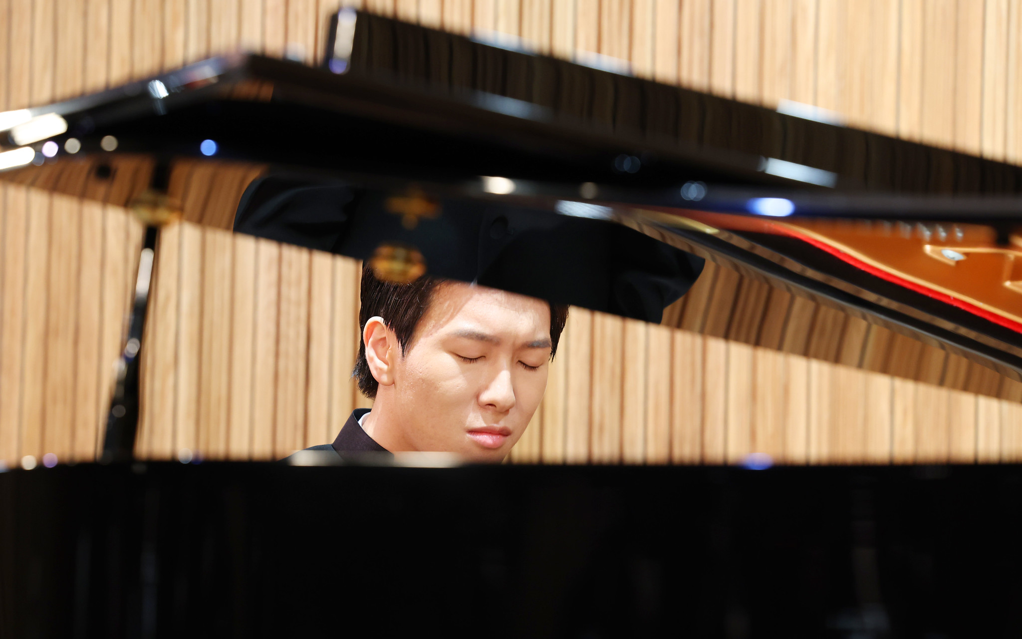 フランスのロン＝ティボー国際コンクールで優勝した１８歳のピアニスト、キム・セヒョンが６月２６日、ソウル・鍾路区の世宗文化会館サークルホールで開かれた受賞後初の記者懇談会でピアノを弾いている。キム・セヒョンはこの日、会場でガブリエル・フォーレとシャルル・トレネの３曲を記者に披露した。