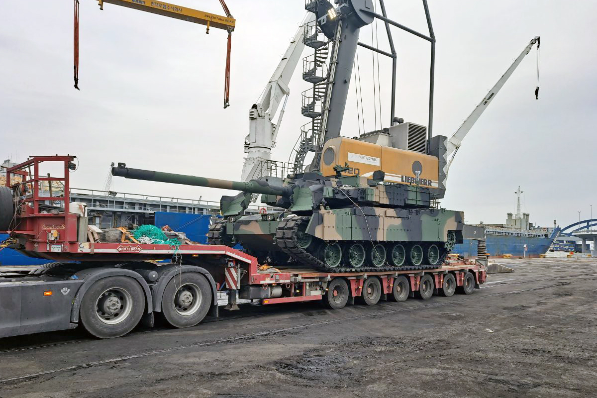 写真は、ポーランドのグドニア港に荷役中のポーランドのＫ２戦車＝現代ロテム 