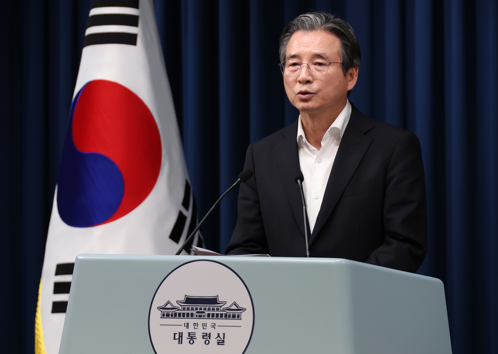 再生可能エネルギー１００％産業団地についてブリーフィングを行うキム・ヨンボム大統領室政策室長＝１０日、龍山、聯合ニュース 