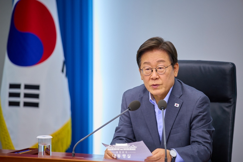 写真は、第３回大統領主宰の首席・補佐官会議で発言するイ・ジェミョン大統領＝１０日、ソウル、大韓民国大統領室