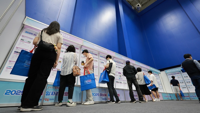 写真は、「２０２５河南市就職口博覧会」の様子＝１１日、聯合ニュース