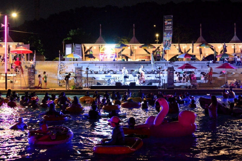 写真は、水遊びと音楽公演が楽しめるプログラム、「漢江ミュージックポンダン」