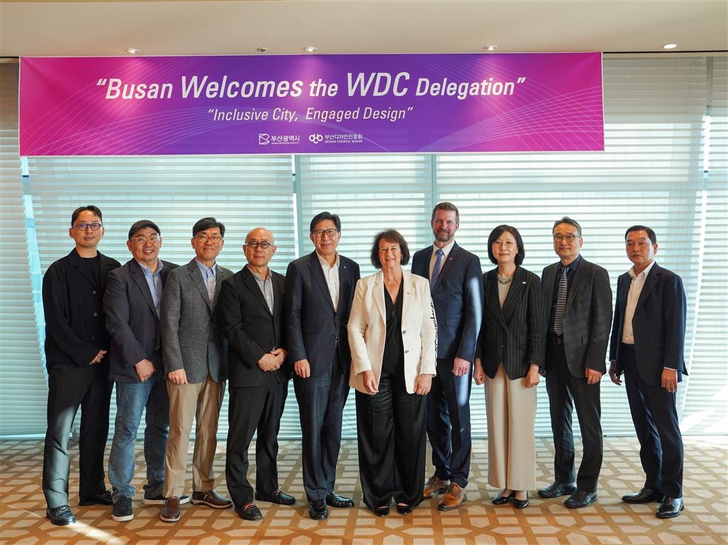 写真は、「２０２８世界デザイン首都」に選定された記念写真＝釜山市  