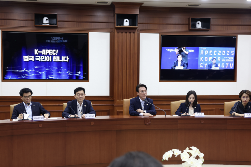 ＡＰＥＣ首脳会議の総合点検会議を主宰するキム・ミンソク首相（中央）＝２３日、世宗、国務調整室