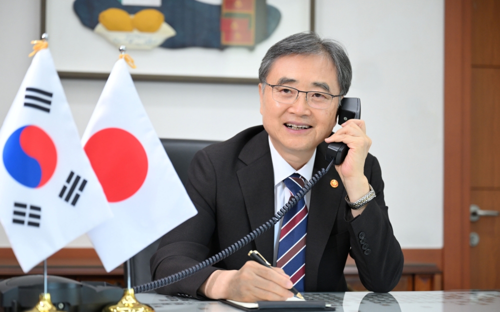 日本の岩屋毅外務大臣と電話会談を行うチョ・ヒョン外交部長官＝２４日、ソウル、外交部 