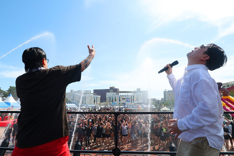 一般ゾーンに設置された常設ステージでは、一日に何度も放水砲と泥、ＥＤＭが融合した「マッドモブシーン」が行われる