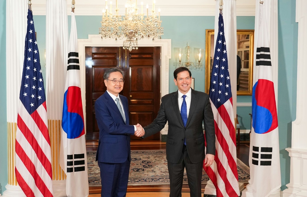 ▲ 조현(왼쪽) 외교부 장관이 지난달 31일(현지 시간) 미국 워싱턴DC 국무부 청사에서 마르코 루비오 미국 국무장관과 악수하고 있다. 외교부