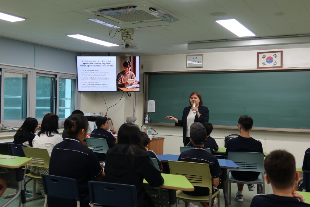 ▲ 사하부트지노바 루이자 조이로브나 멘토가 지난달 16일 경기 광주 곤지암 중학교 15명과 한국어 학습의 필요성을 논의하고 있다. 샤를 오두앙 기자 caudouin@korea.kr