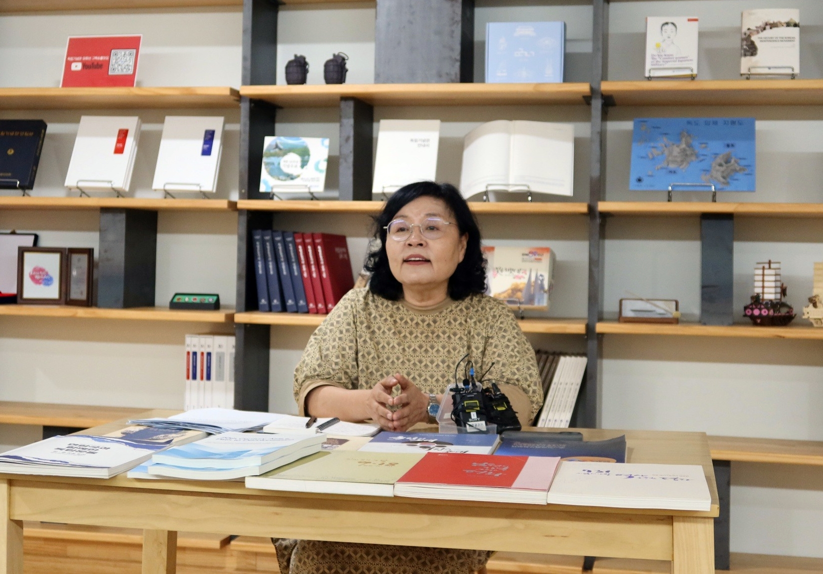 質問に答える独立記念館のイ・ミョンファ韓国独立運動史研究所長＝８日、忠清南道・天安、シャルル・オデゥアン
