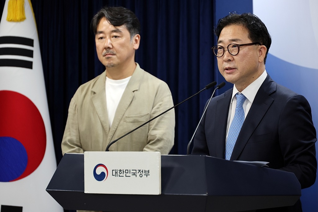光復８０周年の慶祝式とイ・ジェミョン大統領の国民任命式の開催についてブリーフィングを行う行政安全部のキム・ハンス議政官（右）＝１３日、ソウル、行政安全部 