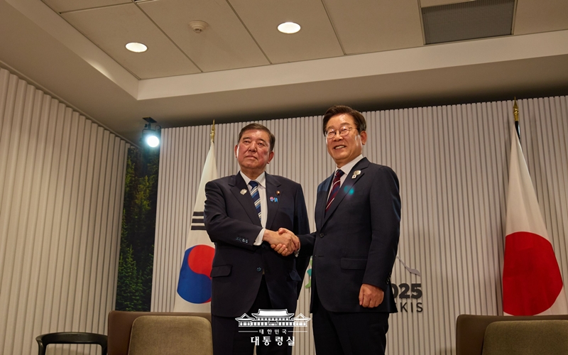 Ｇ７首脳会議場で開催された韓日首脳会談で、日本の石破茂首相と記念撮影を行うイ・ジェミョン大統領（右）＝６月１７日（現地時間）、カナダ、大韓民国大統領室 