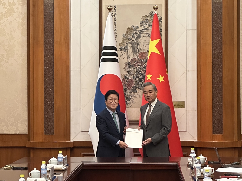 パク・ビョンソク中国特使団長（左）は２４日、中国北京の釣魚台国賓館にて王毅中国共産党中央政治局委員兼外交部長と面談し、イ・ジェミョン大統領の親書を渡している。外交部
