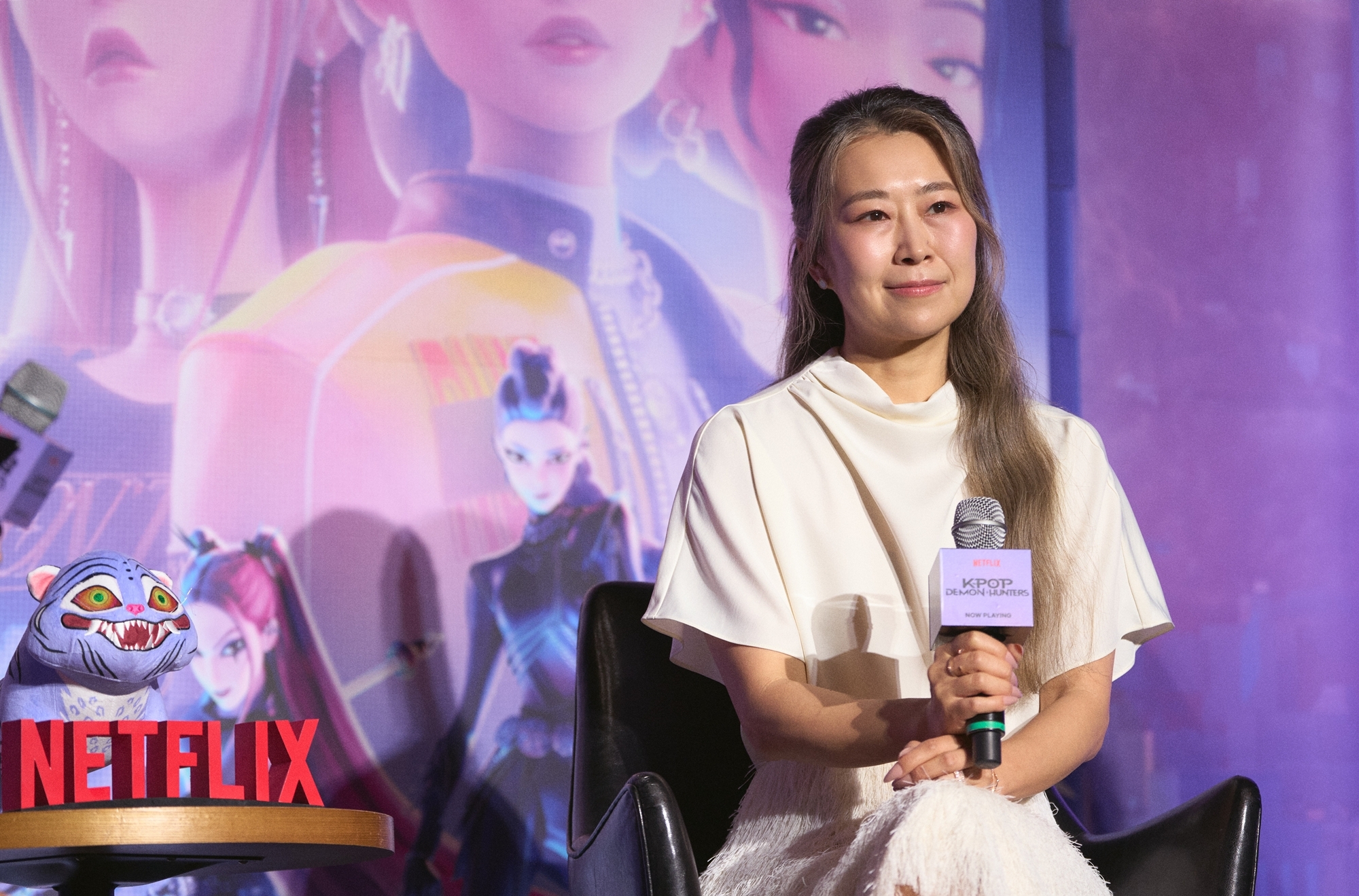 世界的なシンドロームを巻き起こした『Ｋ－ＰＯＰデーモン・ハンターズ』のメギー・カン監督。写真は、ＣＧＶ龍山アイパークモールで行われた来韓記者会見で、取材陣の質問に耳を傾けるメギー・カン監督＝２２日、ソウル、Ｎｅｔｆｌｉｘ